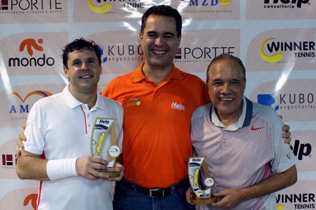 Elton ALmeida ladeado por Aroldo Regis (e) e Norberto Garrido (d)