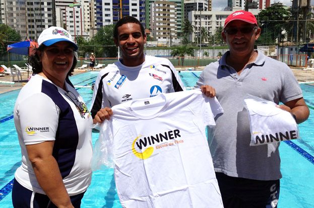 Allan do Carmo visita colônia de férias da Winner